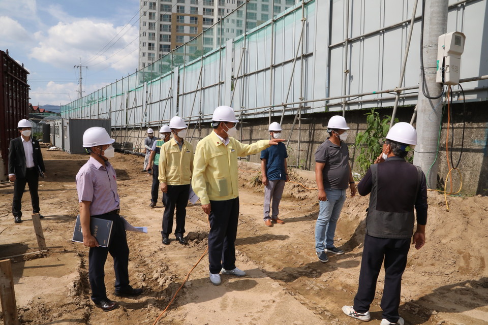 ▲ 23일 김재종 충북 옥천군수(가운데)가 공사 현장을 방문해 집중호우 대비 현장을 점검하고 있다.