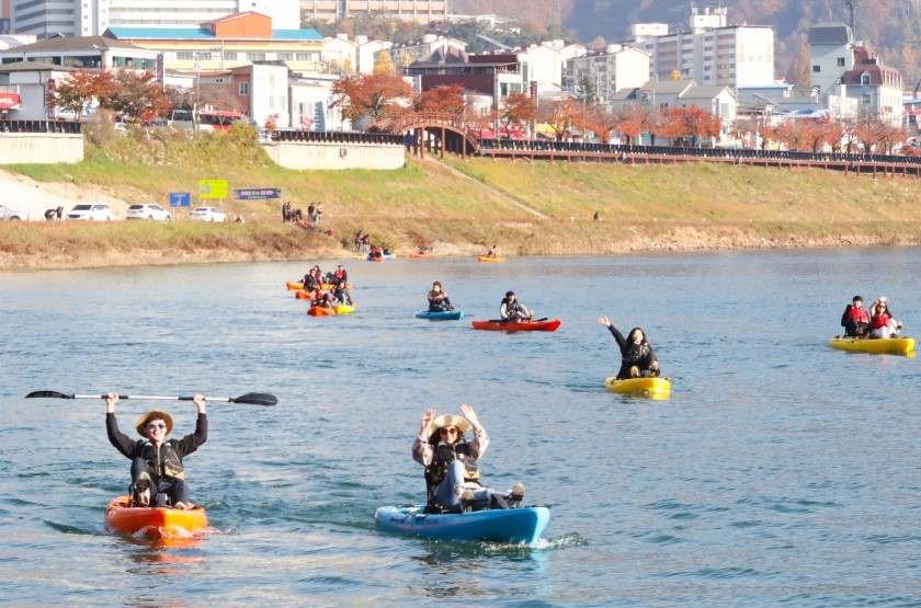 ▲ 단양강에서 카약을 즐기고 있는 동호인들. 사진=단양군제공