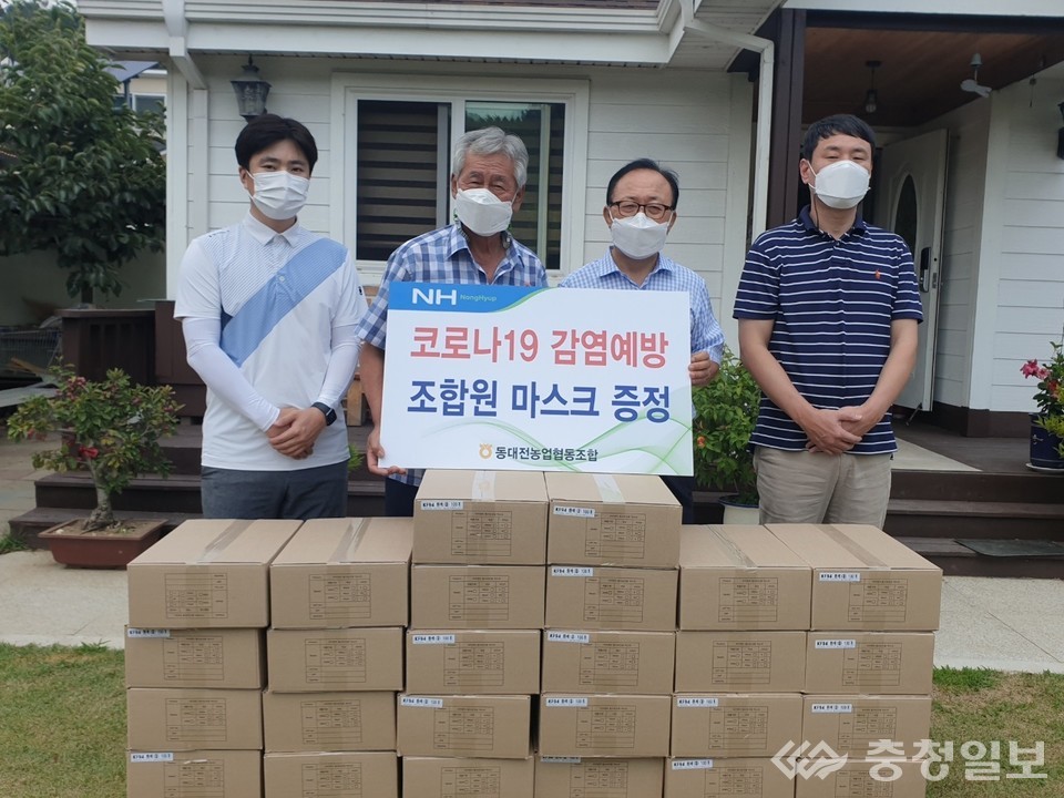 ▲ 조합원 마스크 전달 모습(왼쪽부터 세 번째 임영호 조합장)