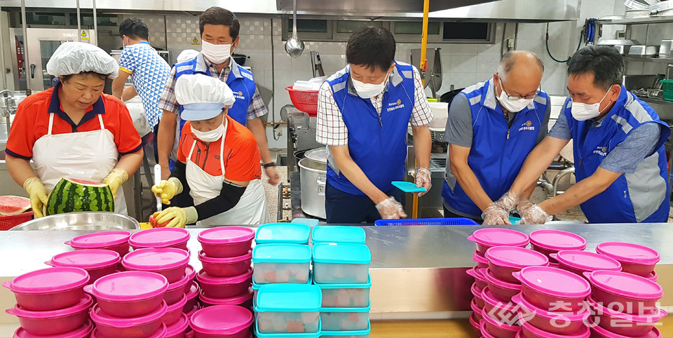 ▲ 김기배 회장(오른쪽) 등 충북 진천 봉화로타리클럽 회원들이 9일 진천 노인복지관 경로식당에서 어르신에게 제공할 삼계탕을 만들고 있다.