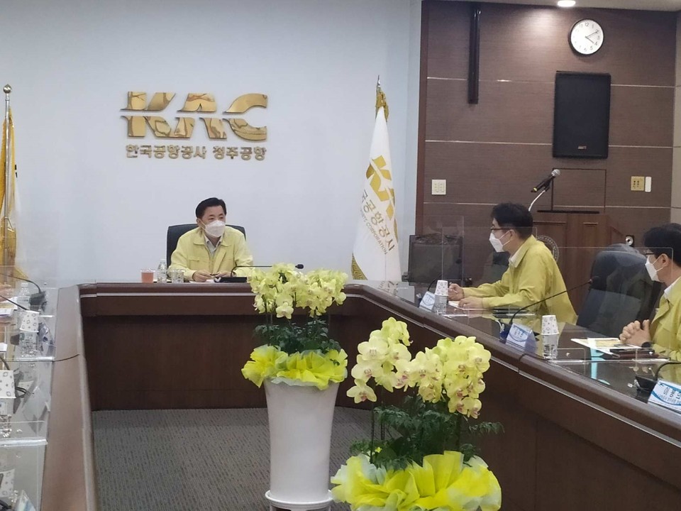 ▲ 황성규 국토교통부 2차관은 9일 청주공항을 찾아 폭염기간 중 현장 대응체계와 코로나19 방역현장을 점검했다.