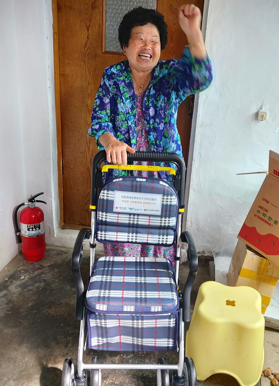 ▲ 단양노인복지관으로부터 실버카를 지원 받은 노인이 기뻐하고 있다. 사진=단양군제공