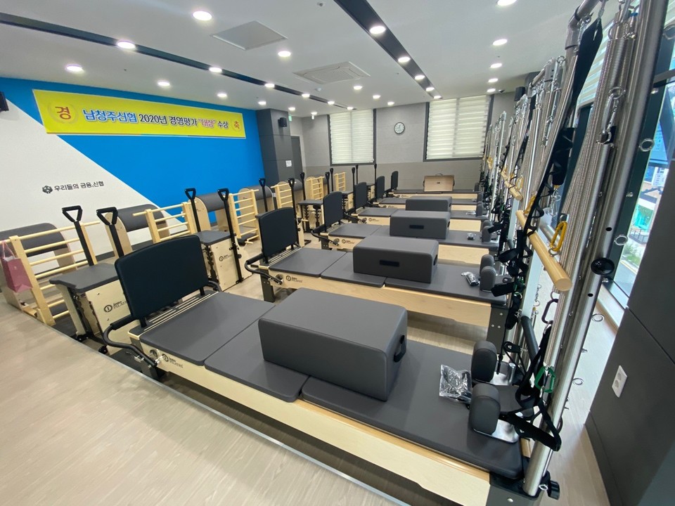 ▲ 남청주신협이 1일부터 동남지구 소재 신촌지점 3층 신촌홀에서 기구필라테스 신규강좌를 연다.