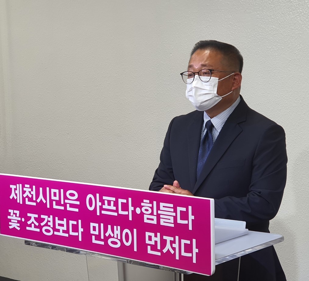 ▲ 장인수 전 정책위부의장이 7일 제천시청에서 기자회견을 열고 내년 제천시장 출마를 선언하고 있다. 사진=독자제공