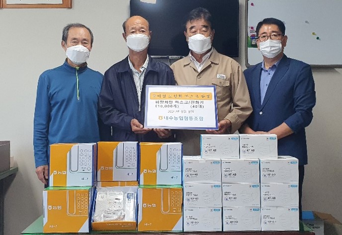 ▲ 청주 내수농협이 명절을 앞두고 내수읍과 북이면 노인회를 찾아 총 마스크 1만장과 어르신용 전화기 40대를 지원했다.