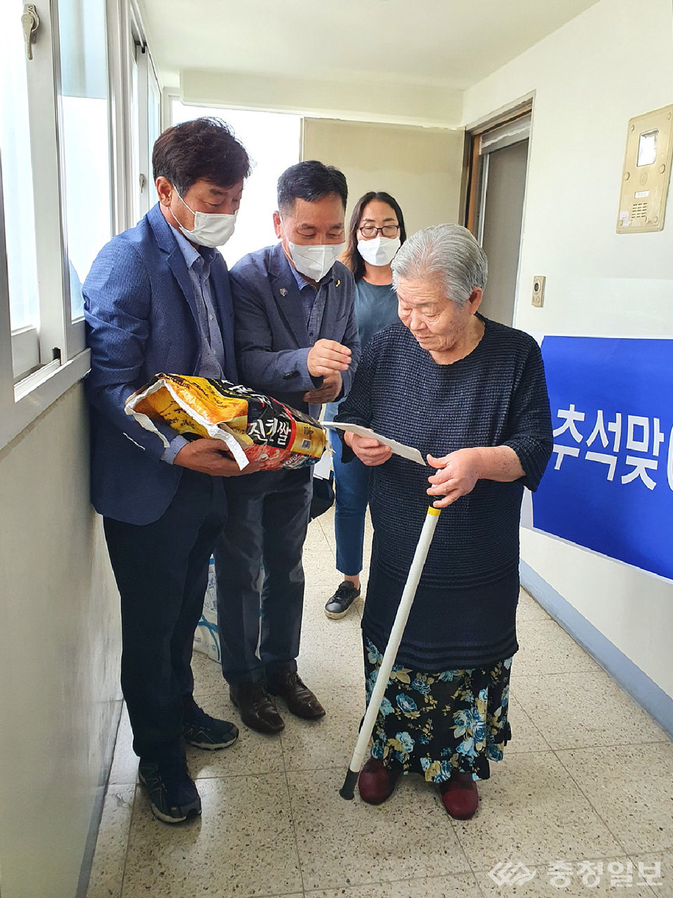 ▲ 윤혁헌 진천읍장(왼쪽부터)과 김기배 진천봉화로타리클럽 회장이 지난 8일 충북 진천군 진천읍의 한 저소득 가구 생필품 등을 전달하고 있다.
