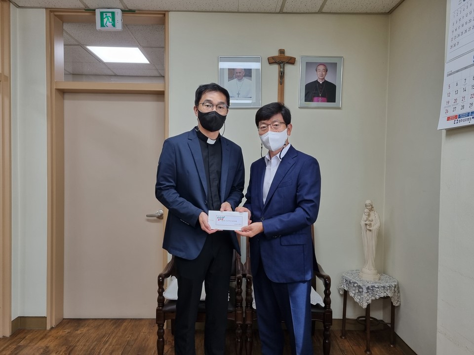 ▲ 한국은행 충북본부는 16일 어려운 이웃을 위한 성금 195만원을 전달했다. 