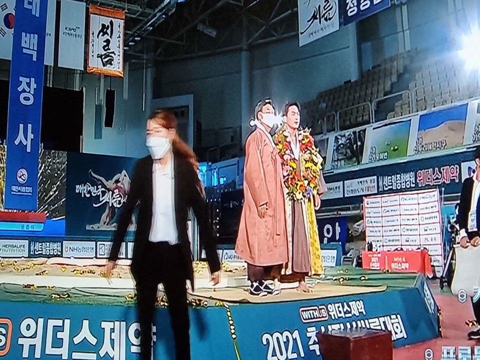 ▲ 문준석 장사가 18일 태안추석장사씨름대회에서 가세로 군수로 부터 태백급 우승인증서를 받고 있다