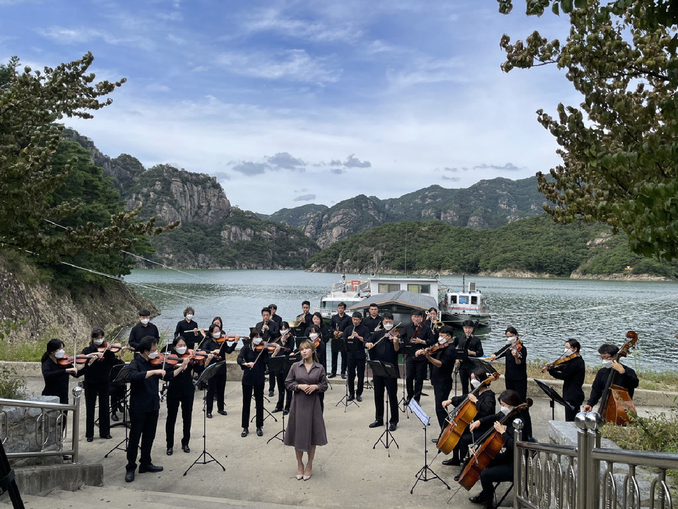 충북도립교향악단이 단양군 장회나루에서 보컬 김찬미와 협연을 하고 있다.