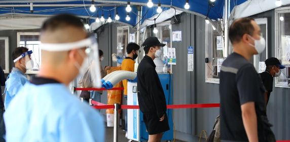 ▲ 국내 신종 코로나바이러스감염증(코로나19) 누적 확진자 수가 30만명을 넘어선 26일 오전 서울역 광장 앞에 마련된 임시선별검사소를 찾은 시민들이 검체 채취 순서를 기다리고 있다. /연합뉴스