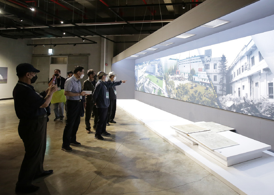 KT&G 동우회원들이 5일 청주공예비엔날레 주 전시장인 문화제조창 본관에서 역사문화상설전 속 옛 연초제조창의 모습을 보고 있다.