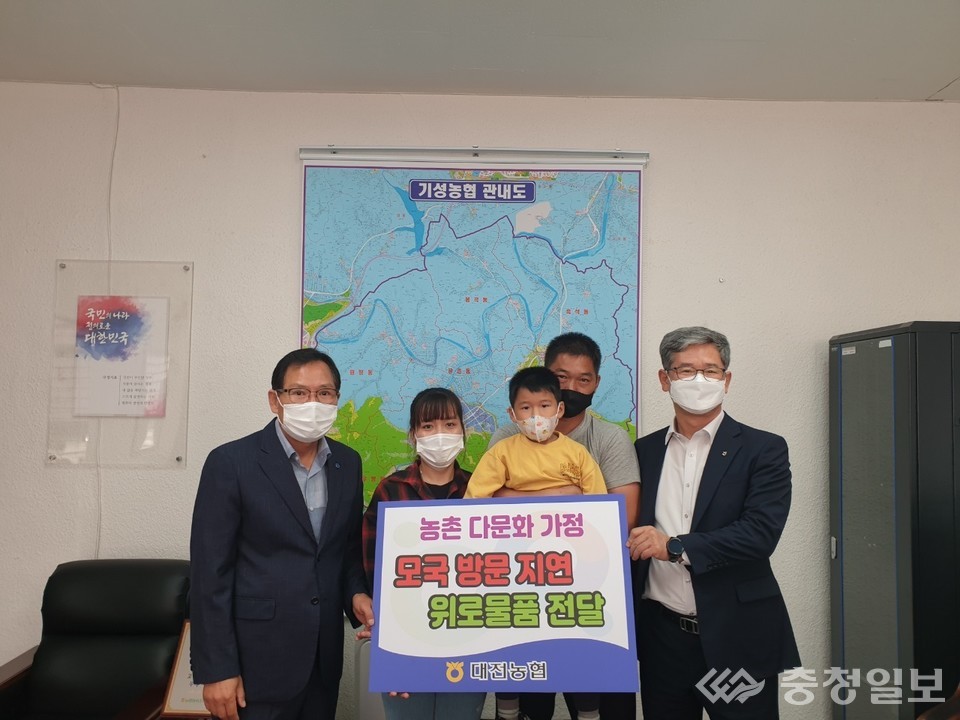 ▲ 다문화 가구 위문(왼쪽부터 박철규 조합장, 다문화 가족, 맨 우측 윤상운 본부장)
