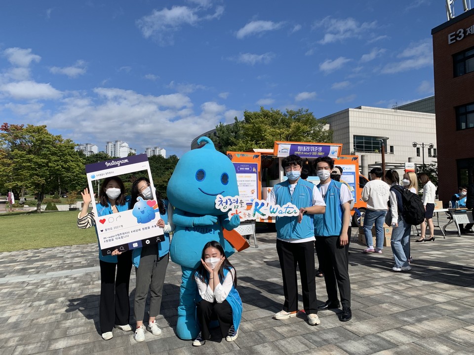 ▲ 한국수자원공사 청주권지사는 지난 13일 충북대학교 중앙도서관 앞 광장에서 대학생 및 일반시민을 대상으로 청렴·안전 캠페인을 벌였다.