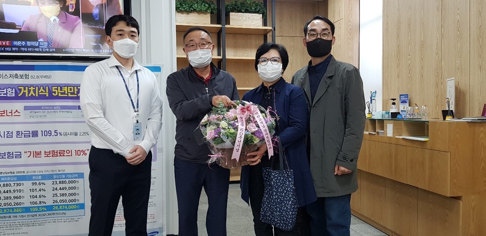 ▲ NH농협은행 오희균 단양군지부장이 외환감동고객에게 꽃다발과 기념품을 전하고 있다. NH농협은행 충북영업본부는 올해 '농협 창립 60주년'을 맞아 특별한 인연을 갖고 있는 외환 감동고객을 초대해 감사의 마음을 전하고 있다.