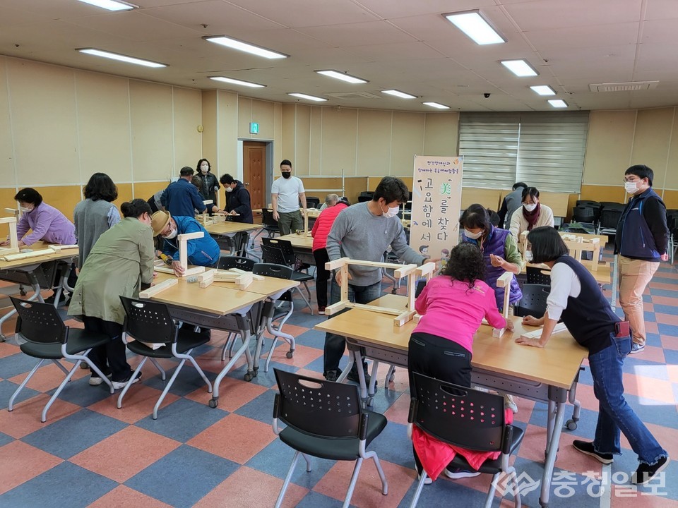 ▲ 영동군지역사회보장협의체 장애인분과 직원들과 지역 청각장애인들이 함께 원목 좌탁을 만들고 있다.