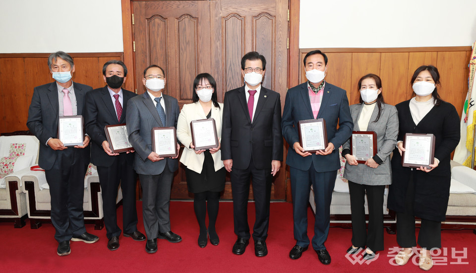 ▲ 이시종 충북지사(오른쪽 네 번째)와 충북도 ‘자랑스러운 모범도민’ 수상자들이 기념촬영 하고 있다. 