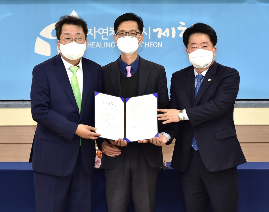 ▲ 27일 ㈜웰레스트 정성인 대표(가운데)와 이상천 시장(왼쪽), 배동만 시의장이 제천 3산단 입주, 투자협약을 체결하고 있다. 사진=제천시제공