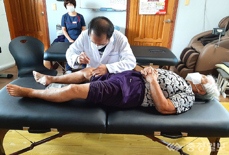▲ 충북 진천이 운영하는 ‘찾아가는 거점 돌봄센터 보건·의료 서비스’ 모습.