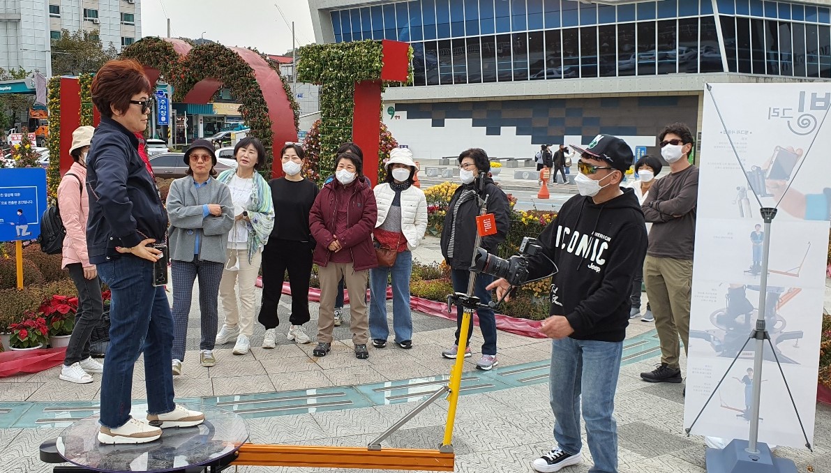▲ 지난 주말 단양 다누리광장 일원서 진행된 촬영 이벤트에 참여한 관광객들. 사진=단양군제공