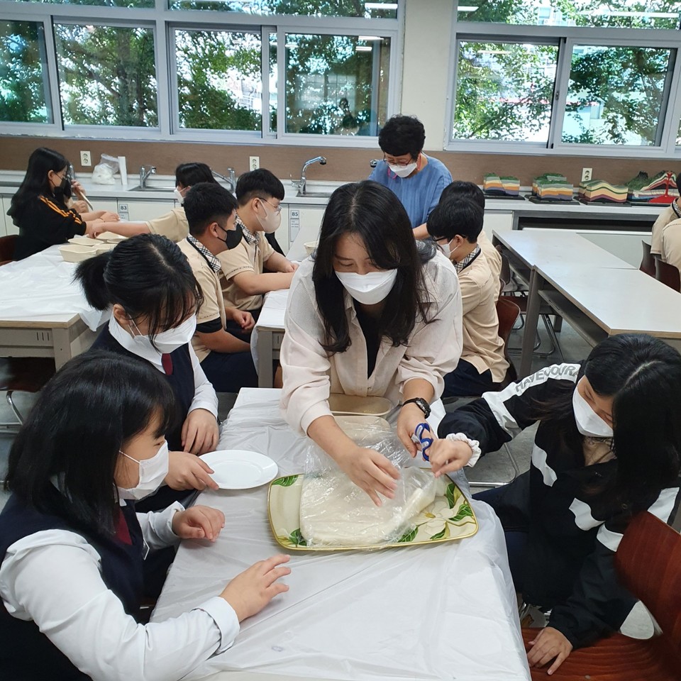 ▲ 청주 봉명중 학생들이 교육복지실에서 명절맞이 떡 만들기 체험을 하고 있다.
