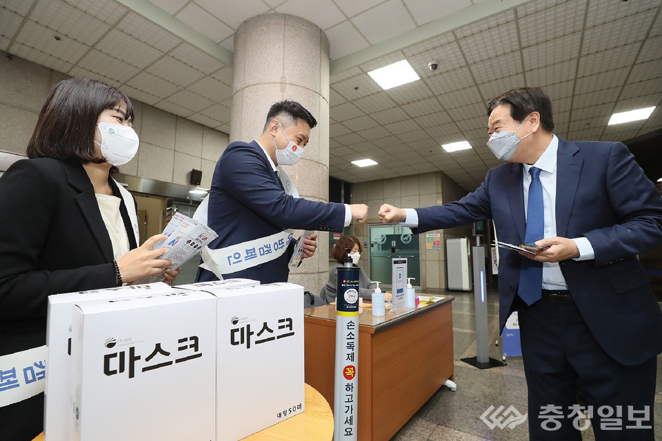 ▲ 우석대학교 총학생회 관계자들이 8일 전주캠퍼스에서 학생과 교직원에게 마스크를 나눠주고 있다.