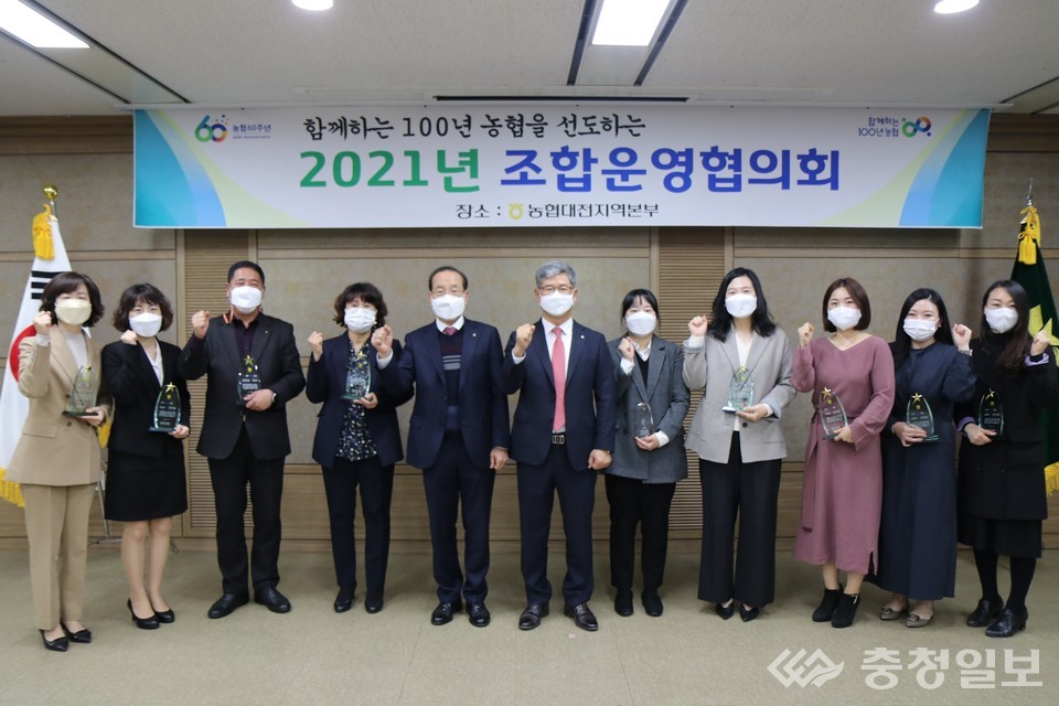 ▲ 상호금융 'BEST 리더' 수상자들 모습(가운데 윤상운 본부장)