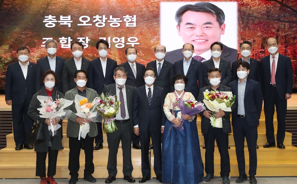 ▲ 청주 오창농협 김영우 조합장이 농협중앙회에서 주관하는'함께하는 조합장상'에 선정돼 10일 서울 농협중앙회 중앙본부 대강당에서 이성희 농협중앙회장으로부터 표창장과 부상을 받았다.