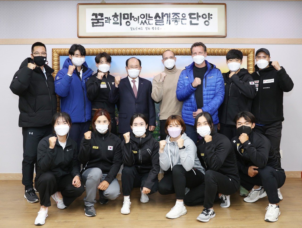 ▲ 지난 12일부터 단양에서 훈련에 들어간 대한카누연맹 국가대표 선수단이 단양군을 방문해 류한우 군수와 내년 아시안게임 승리를 위한 파이팅을 외치고 있다. 사진=단양군제공