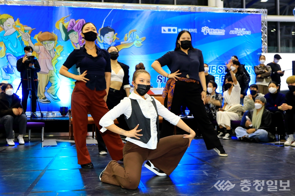 ▲ KTX 서울역 맞이방에서 열린 '스트릿 댄스 배틀' 경연 모습