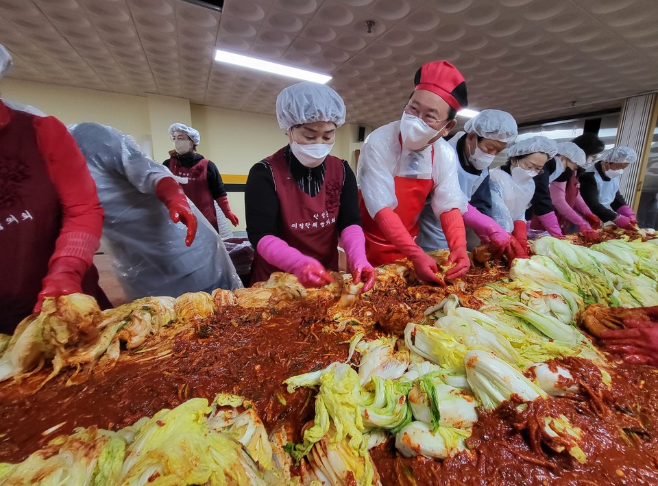 ▲ 18일 류한우 단양군수가 단양여성발전센터에서 여성단체협의회원들과 김장을 담그고 있다. 협의회는 지난 16일부터 3일간 1300포기에 김장을 담가 홀몸노인 등 170가구에 전달했다. 사진=단양군제공