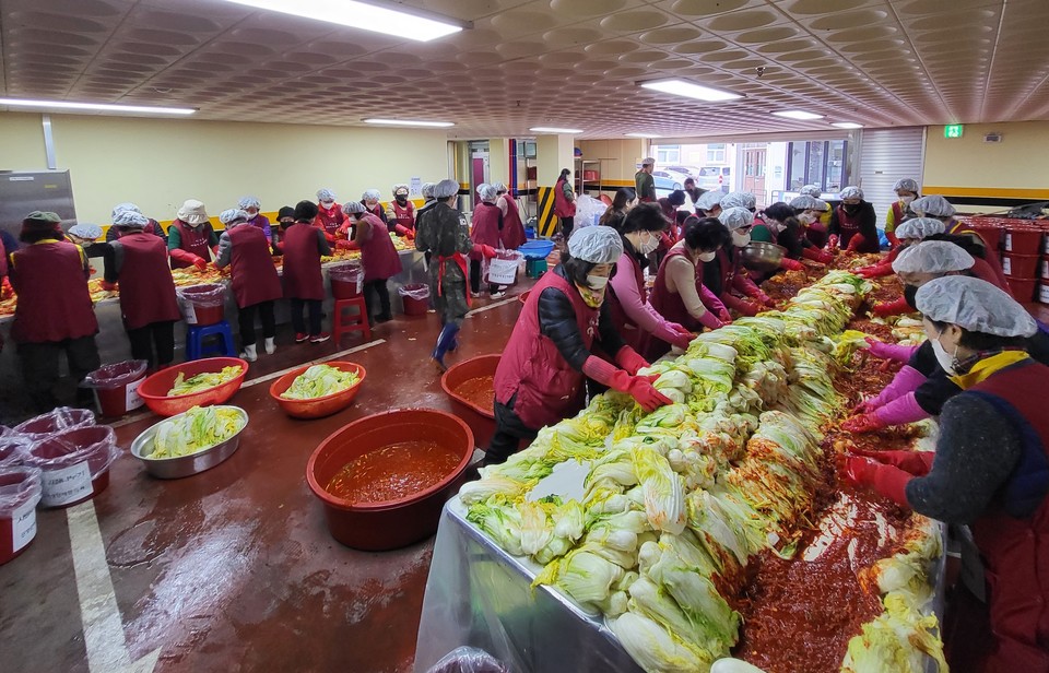 ▲ 단양군여성단체협의회가 지난 16일부터 3일간 릴레이로 어려운 이웃에게 전달할 김장을 담그고 있다. 사진=단양군제공