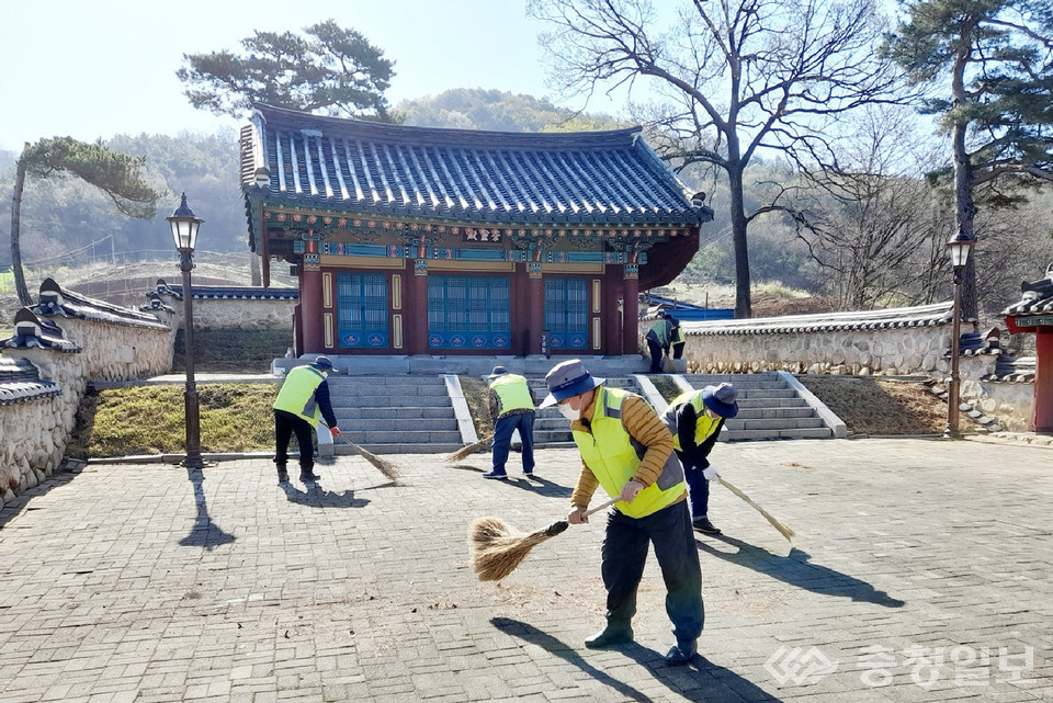 ▲ 충주시 노인일자리 참여자들이 문화재 주변 환경을 정비하고 있다.