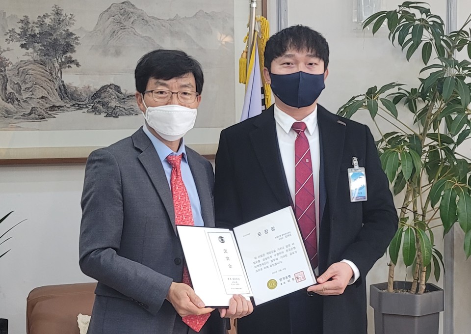 ▲ NH농협은행 충북영업본부 임재욱 과장이 16일 한국은행 총재 표창을 받았다. 왼쪽부터 서원석 한은 충북본부장, 임재욱 과장