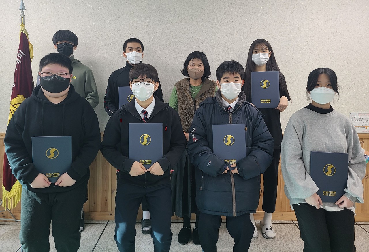 ▲ 매포중학교 학생들이 장학증서를 받는 모습. 사진=한일시멘트제공