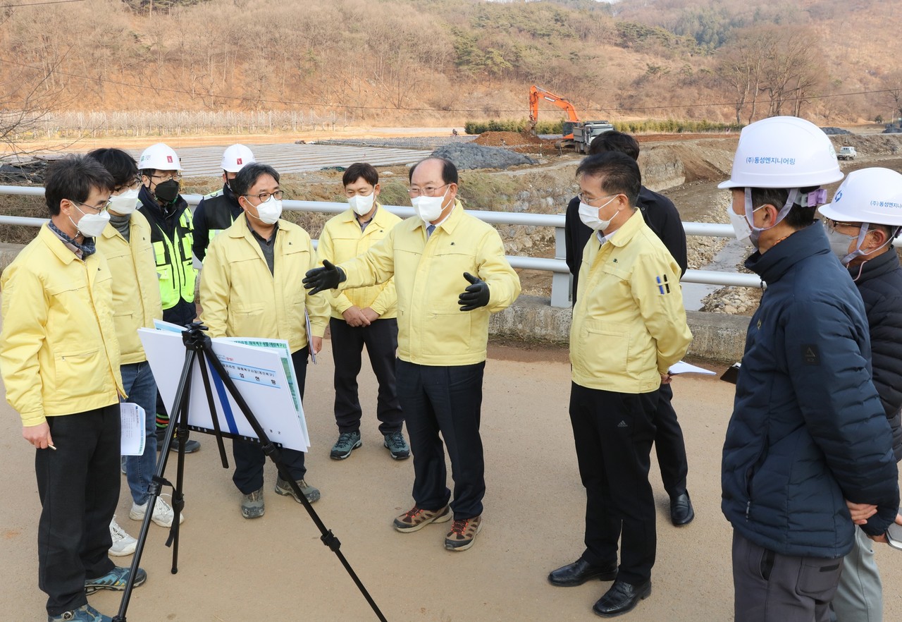 ▲ 류한우 단양군수(가운데)가 재해복구 사업 현장을 찾아 현장을 점검하고 있다. 사진=단양군제공