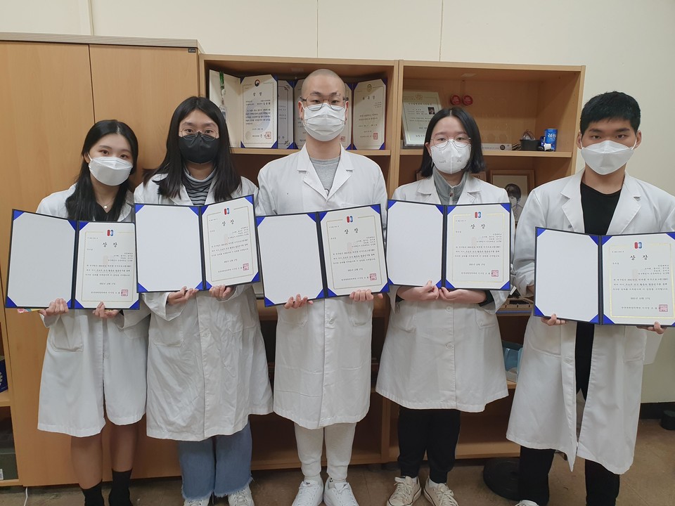 ▲선문대 수산생명의학과 학생들이 한국과학창의재단 학부생 연구 프로그램에서 우수상을 수상했다.