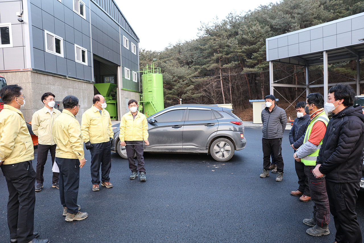 ▲ 류한우 군수(왼쪽 세 번째)가 최근 조성이 완료된 ‘단양군도로관리전진기지’를 방문해 시설을 둘러보고 있다. 사진=단양군제공