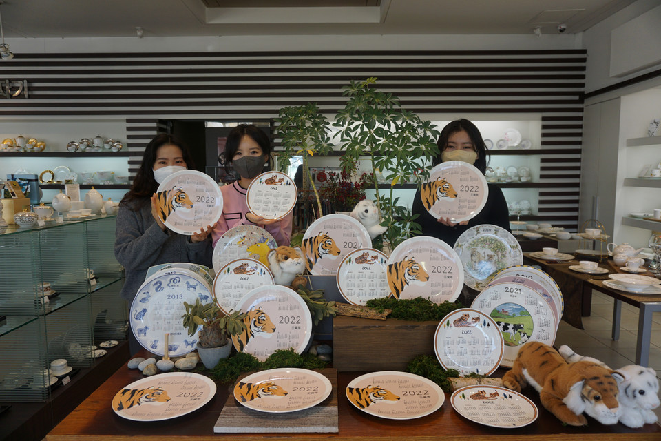 ▲ 한국도자기가 2022년 임인년 호랑이의 해를 맞이해 '호랑이의 해 달력접시'를 선보였다.