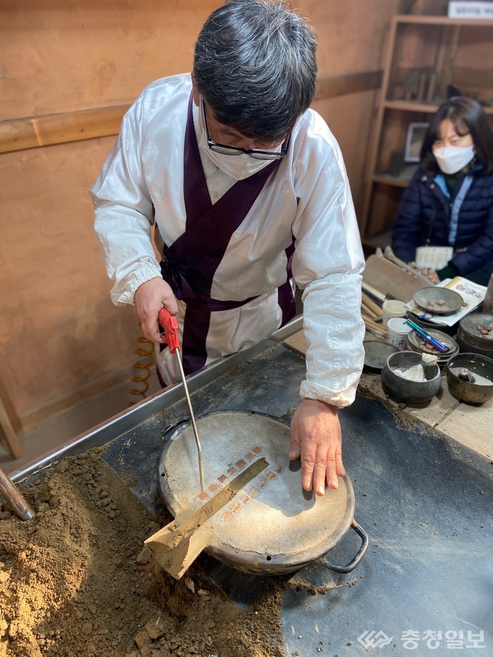 ▲ 금속활자 주조에는 극도의 세심함이 요구된다. 주물사주조 공정에서 거푸집을 만들고 있는 임인호 활자장.