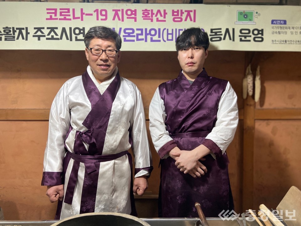 ▲ 임인호 활자장은 아들이자 제자인 규헌씨(오른쪽)와 함께 금속활자주조 전수관에서 정기적으로 금속활자 주조 시연을 한다. 