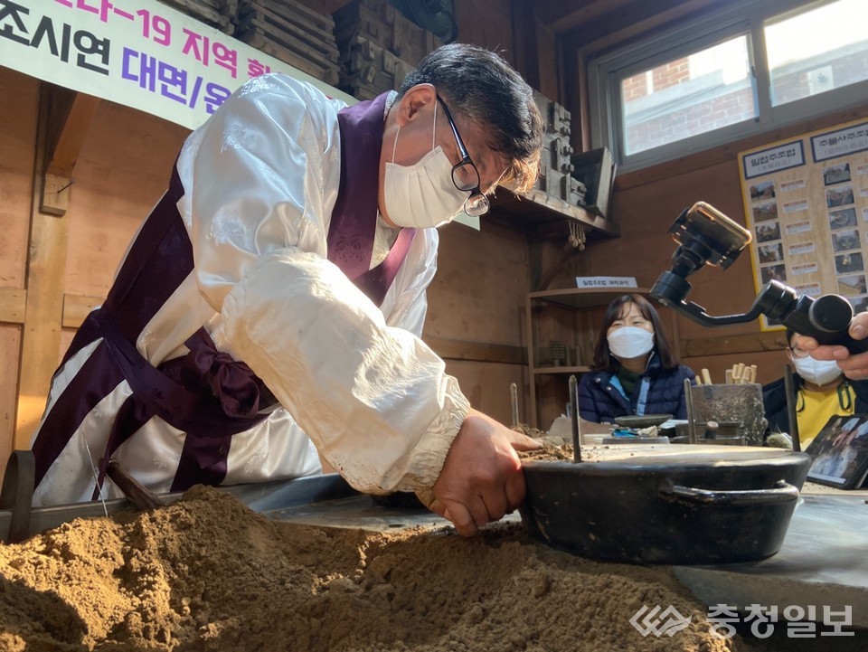 ▲ 금속활자 주조 전수관에서 주물사주조법을 시연하고 있는 임인호 금속활자장.