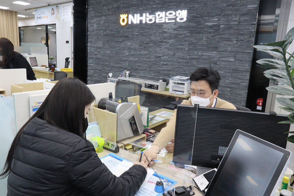 ▲ 22일 NH농협은행 충북영업부 창구에서 적금 상담이 진행되고 있다.