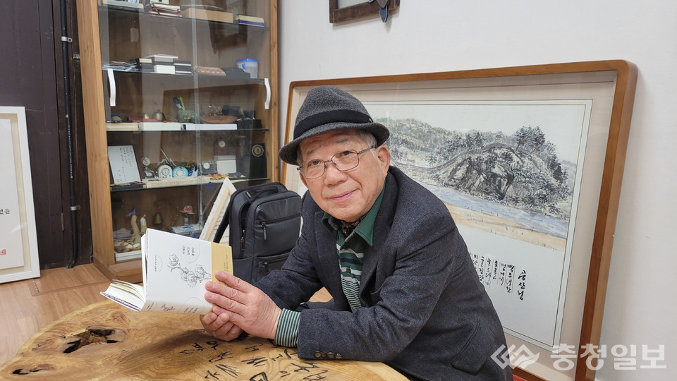 ▲  공주 봉황산 기슭에 아담하게 자리잡은 '풀꽃문학관' 집필실에서 나태주 시인이 그동안 출간한 책들을 소개하고 있다.