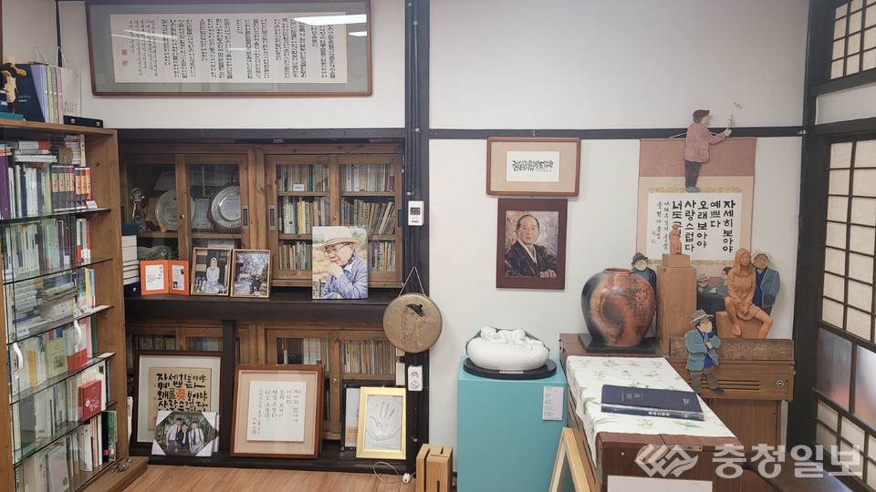 ▲ '풀꽃문학관' 내부에 있는 나 시인의 집필실.