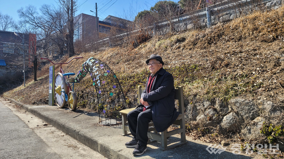 ▲ ​문학관 앞에 마련된 벤치에 앉아있는 나 시인.​