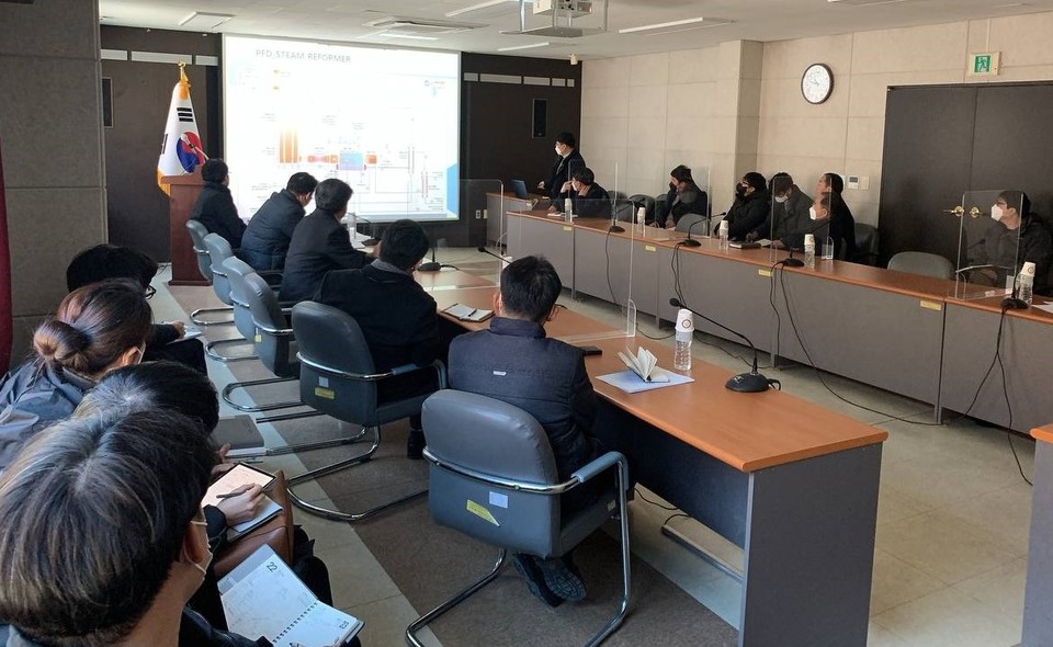 ▲ 23일 단양 한국석회석신소재연구소에서 진행된 이산화탄소(CO2) 포집과 메탄올 전환 설비 기초설계 인·허가 관련 회의에서 전체공정설계(안) 주관기관인 바이오프랜즈 관계자가 공정과정을 설명하고 있다. 사진=단양군제공