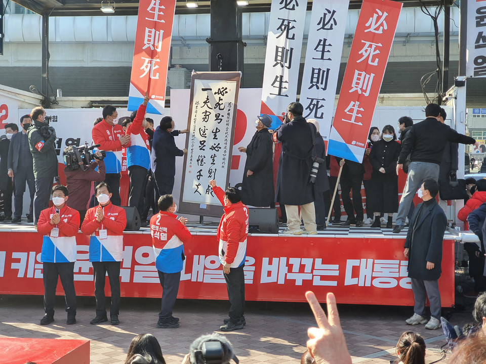 ▲ 　사진설명:윤석렬 국민의힘 대선 후보가 아산를 찾아 유세를 펼치고 있다.