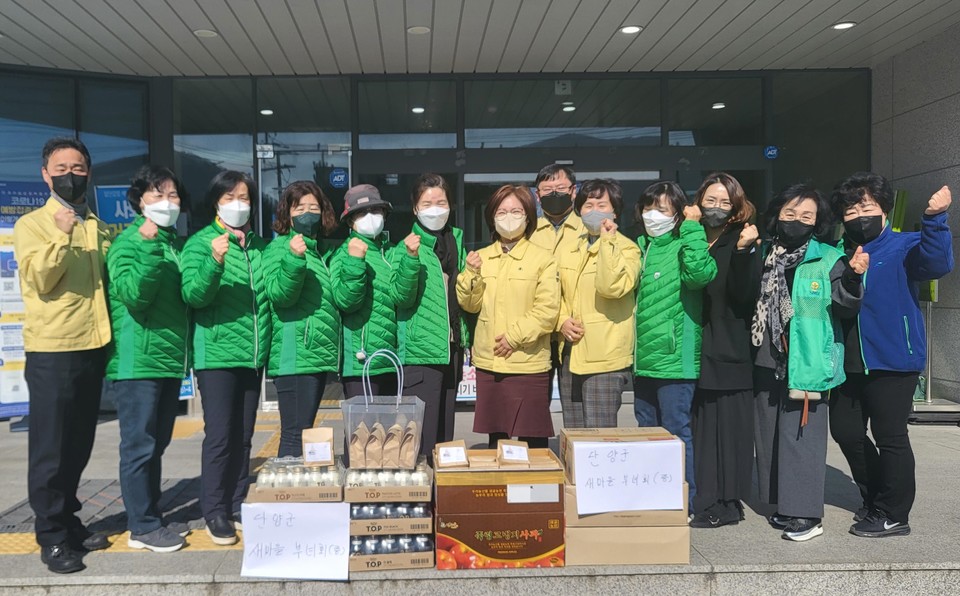 ▲ 단양군새마을부녀회가 단양군보건소에 위문품을 전달하고 있다. 사진=단양군제공