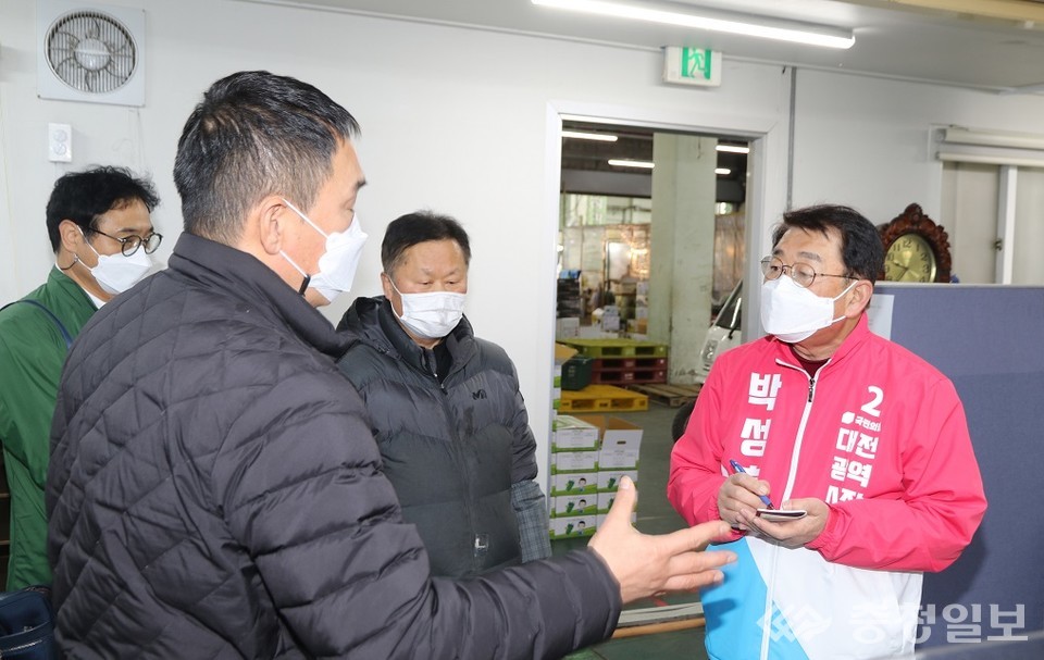 ▲ 국민의힘 박성효 대전시장 예비후보가 중도매인과 종사자들의 애로사항을 청취하고 있다