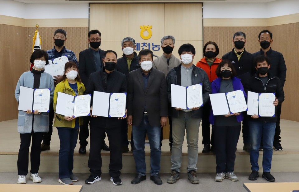 ▲ 류승인 남제천농협 조합장(앞줄 가운데)이 대학생 자녀를 둔 조합원들에게 장학금을 전달하고 기념촬영을 하고 있다. 사진=농협제천시지부